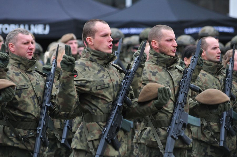 Wezwanie pracownika do służby w WOT. Jakie prawa i obowiązki ma pracodawca?